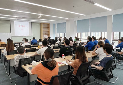 在工作中不斷學(xué)習(xí)，在學(xué)習(xí)中不斷進(jìn)步